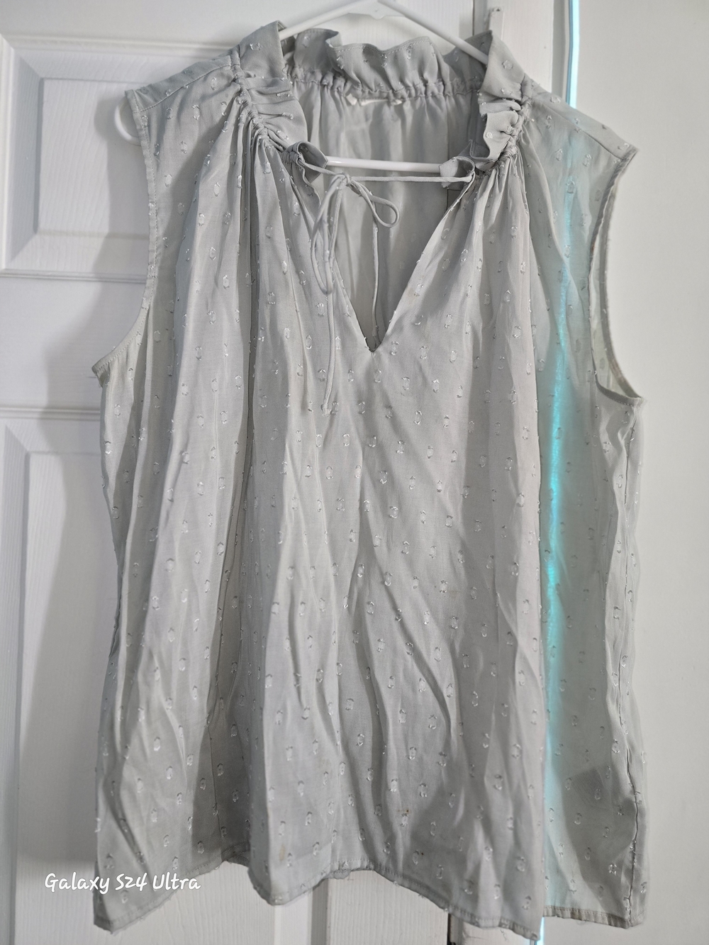 Sleeveless Light Gray Eyelet Tie-Neck Women's Top Size Large